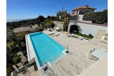 Image de villa récente contemporaine vue mer et montagnes 10 mn de la plage