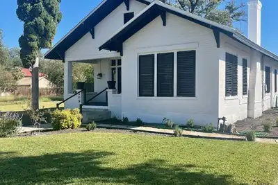 Image de Gem on Spring-Upscale home walk to Main sleeps 11