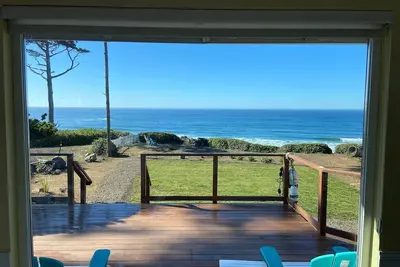 Image de Beautiful Ocean Front home, hear and smell the surf! aka The Whales Edge Cottage