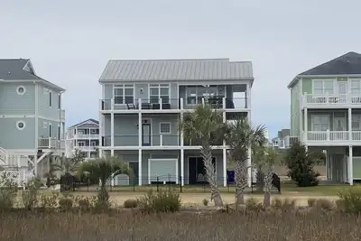 Image de Skip to the Good Part! Amazing waterfront home 360views -5br golf cart comm pool