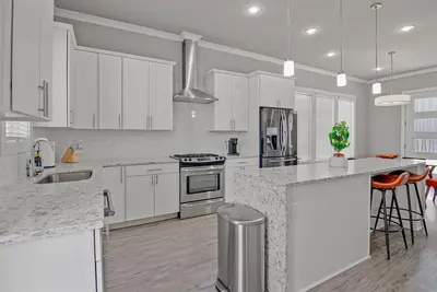Image de La House 3 beds \nModern Comfort Meets Cozy Charm