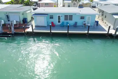 Image de Oceanside waterfront 2/2 home with 55ft dock and paddle equipment