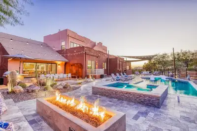 Image de Stunning Arizona estate with mountain views, a heated pool, game room, & hot tub