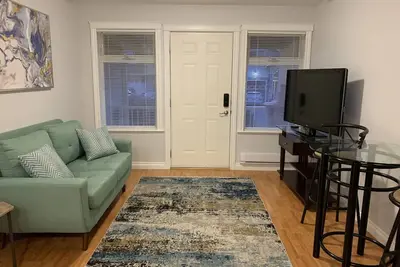 Image de Beautiful ground-level 1-bdrm suite in quiet neighborhood on cul-de-sac