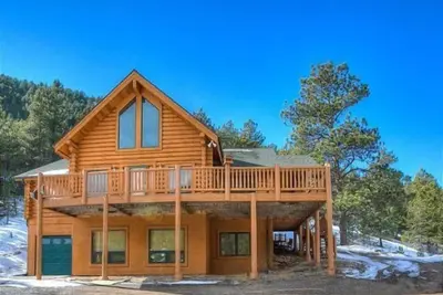Image de Beautiful Log Cabin with Acreage
