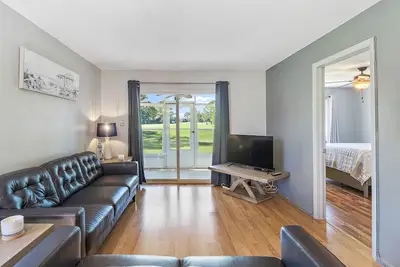Image de Newly furnished 2-beds condo w\/ golf course view!