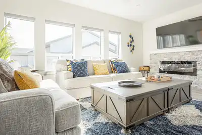 Image de Brand New Happy Valley Executive Th with Hot Tub