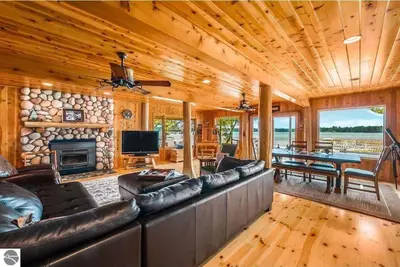 Image de Cozy Cottage w\/hot tub on Lake Margrethe. . .