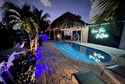 Image de 2 miles from the beach! Heated pool/Hot tub/free kayaks & so much more\n