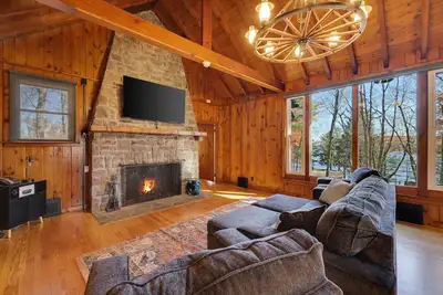 Image de ★Stone Mountain Retreat ★King Bed-Hot Tub- Lake Harmony★Lake Views★Game room★