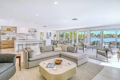 Image de Waterfront Luxury 4br Villa Krystal w/ Spa & Sunset Views, Community Pool, Dock