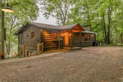 Image de Relaxing cabin w\/river views, hot tub, game and sun rooms. 15 min. to Blue Ridge
