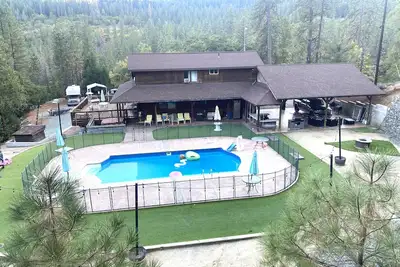 Image de Private Mountain Getaway with pool yet 4 miles to downtown Weaverville