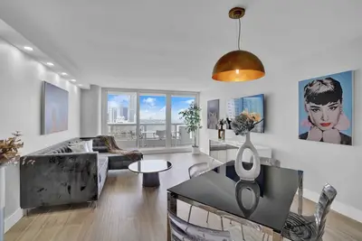 Image de Big Energy! 3 Bedroom, Fully Renovated, Water and Park Views!
