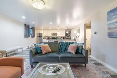 Perch - Queen Ann Flat: Spacious and Cozy 2br home w/ Parking