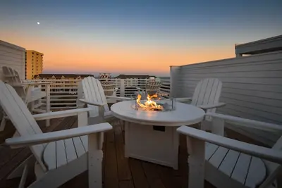 Image de New construction home with huge rooftop deck and elevator