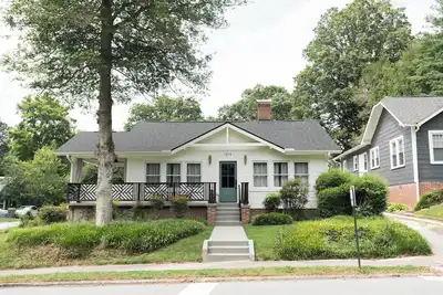 Image de Historic bungalow less than a mile from downtown on greenway trail