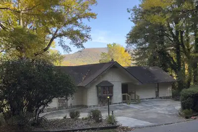 Large Resort Cabin with Breathtaking Mountain Views + Firepit