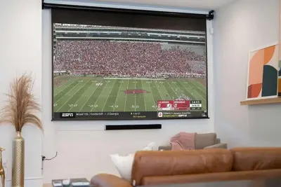 Image de Luxury Downtown Townhome - 120\" Theater & Patio