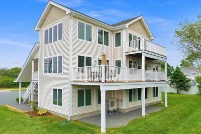 Image de Beautiful Beach House with Breathtaking Water Views! Short Walk to Restaurants