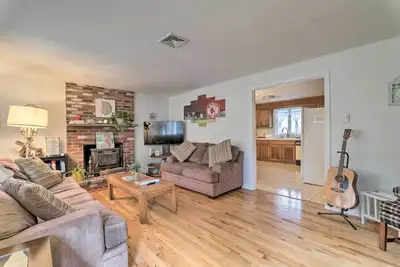 Image de West Yarmouth Home w/ Deck: 1 Mi to Beach!