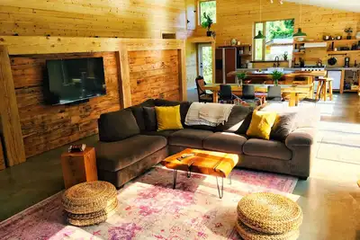 Image de Spacious cedar home is close to beach - built with families and surfers in mind.
