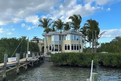 Image de Stunning Riverfront Home with Private Beach and in Close Proximity to the Ocean.