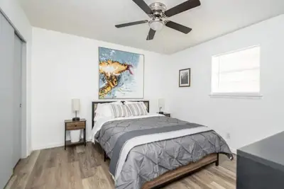 Image de Updated cozy 2br with off street parking.