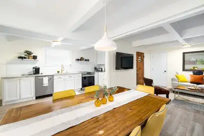 Image de Modern Mid Century Home  - walk or ride to Downtown Raleigh!