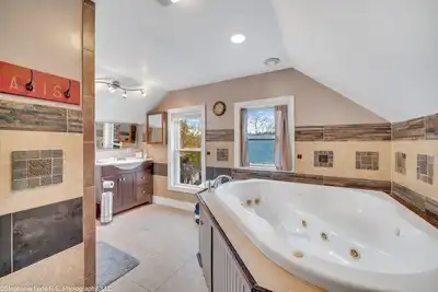 Image de Spacious Luxe 4Br, 2ba Retreat w/Jacuzzi Tub, Free Parking &9min Walk to Downtown