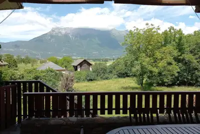 Image de Maison avec une grande terrasse vue sur la montagne