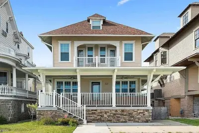 Image de Luxurious Beachfront Victorian on Beach Ave!