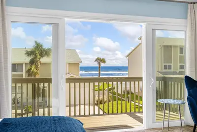 Image de Bright and airy townhome with pool on the no-drive beach