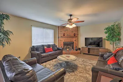 Image de 16 Mi to Dtwn Dallas: Spacious Home w\/ Yard!