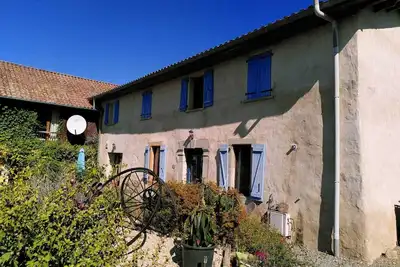 Image de 2 gîtes, piscine privée, grand espace extérieur pouvant accueillir 15 personnes.