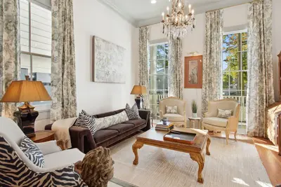 Image de The Duke of Magazine 5 Bedroom luxury with pool perfectly located in New Orleans