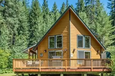 Image de Amazing riverfront cabin! 8 person Hot Tub, 20 min to Stevens and Leavenworth!
