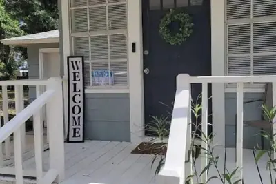 Image de Cozy 2Bd/1Ba Cottage Minutes to Downtown and Nas!