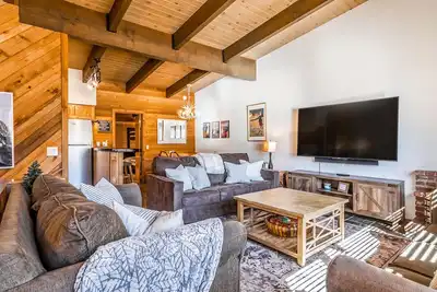 Image de Spacious and Pet-Friendly; Sunny 3-bed, 3-bath Chalet Near The Village & Gondola