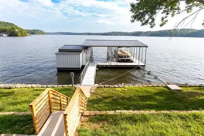 Image de Beautiful Home with Amazing Lake Views in every room of house!
