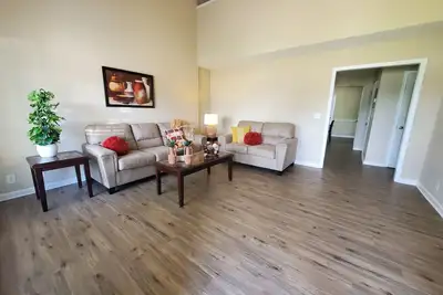 Image de Glenmore-Quiet, home near Everything!