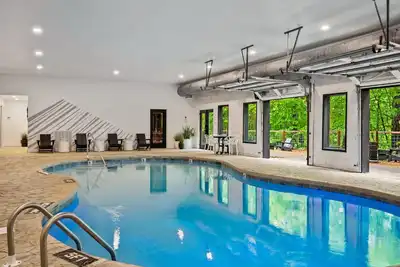 Image de Private lodge, 6 suites, 37' indoor pool, game room, hot tub, firepits-sleeps 36