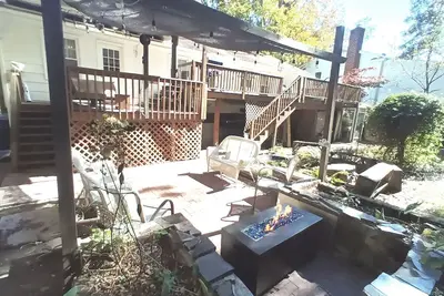Image de Cheerful Family-Friendly Home: Ample Outdoor Space
