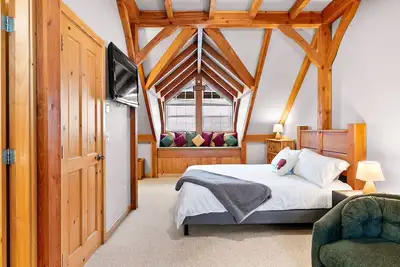 Image de Spacious 3b/2. 5b Chalet with Private Hot Tub!