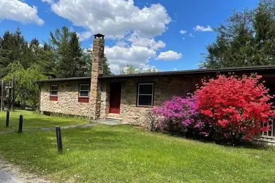 Image de Great lodging for Penn State events and view of Lake Louise at Camp Golden Pond.
