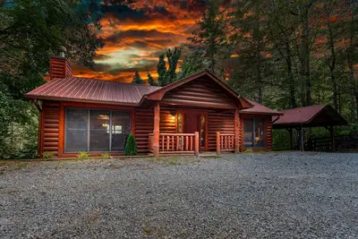 Image de Cast a Line, Dip in the Hot Tub, Play Pool & Sip Coffee with Scenic Views - Riverwatch on the Toccoa