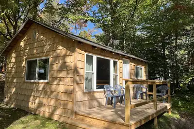 Image de 1 bedroom lake view cabin. Pet friendly.