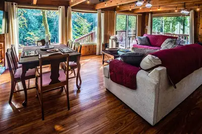 Image de Cascade River Cabin + Hot Tub, Firepit