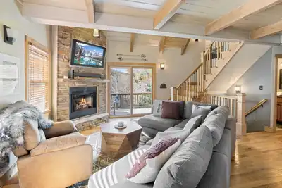 Image de Cozy Mountain Home Near Ski Slopes