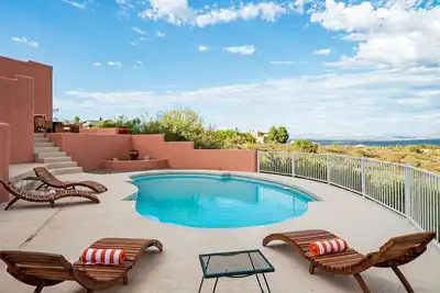 Image de Beautiful Southwest Home! Private Pool & Fire Pit! 5 Bedrooms with Casita! Quail